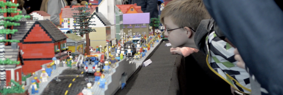 Poika tutkii lego-pienoismallia