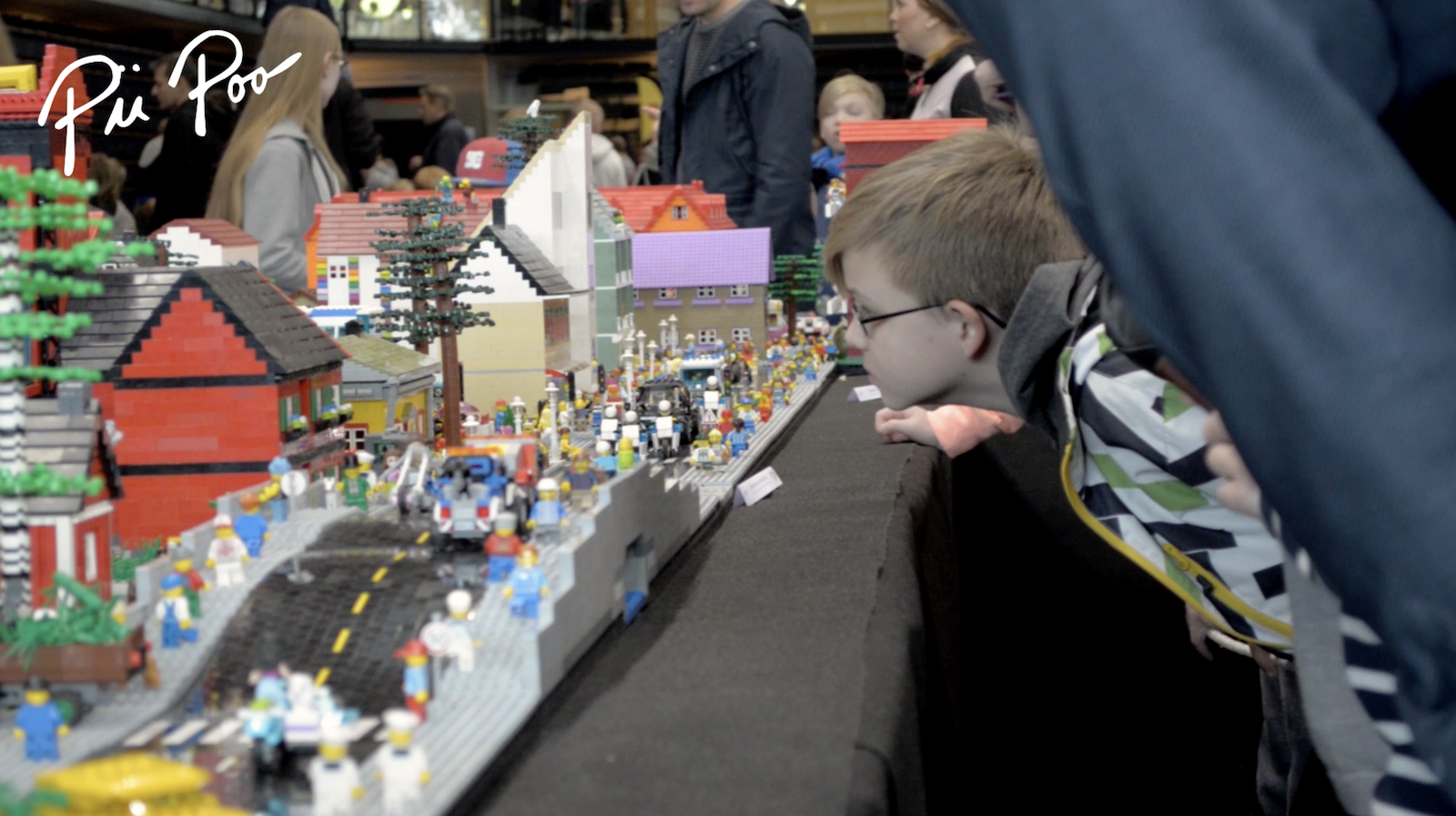 Poika tutkii lego-pienoismallia